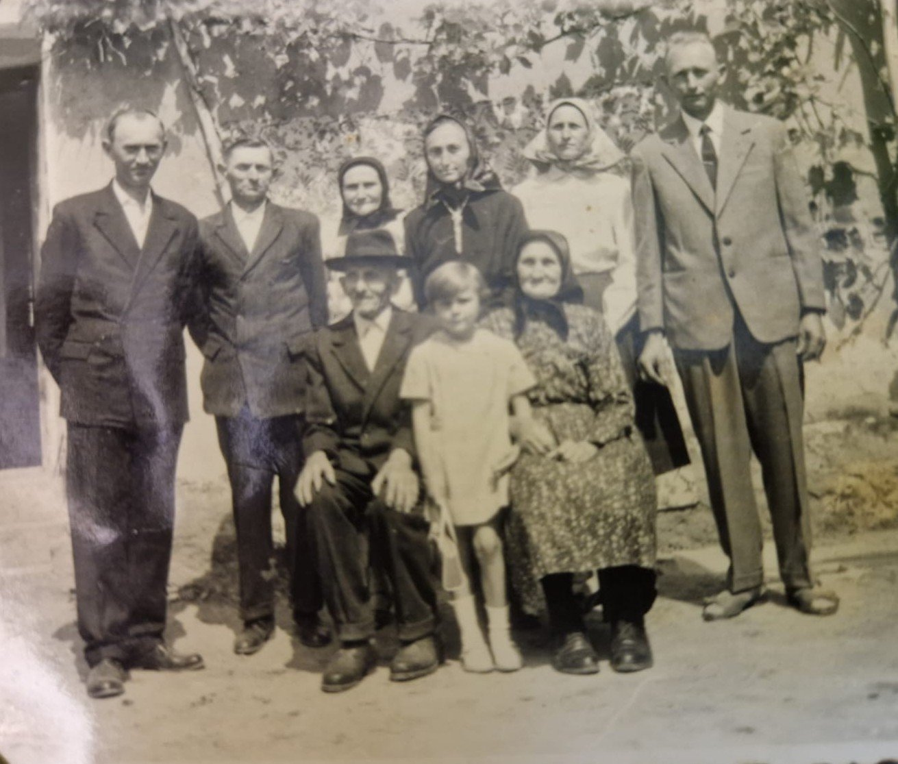 5 frati, un nepot si parintii lor, Francesca si Iosif. Agnes e fetita. Familia bunicii mele, Șuță. Otto / Maria(Șuță) / Magdalena / Rozalia / Giuri  si fiul lui Rozalia- Iosif.