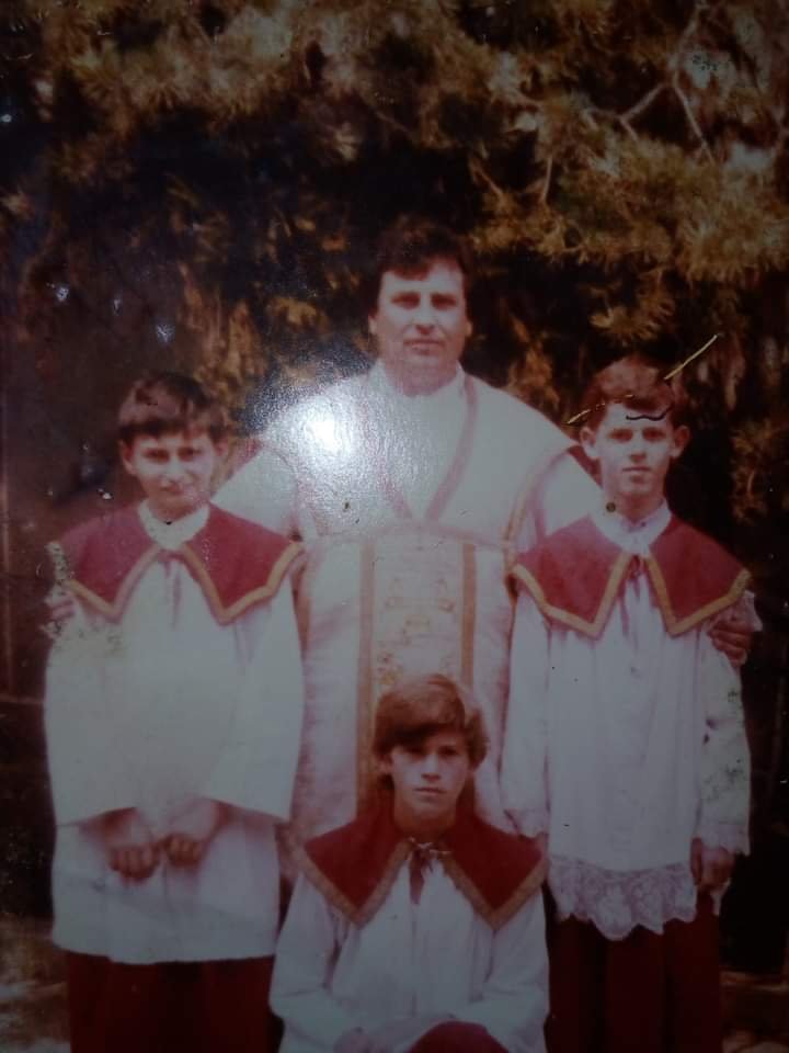 Parintele Mutiu si 3 ministranti - anii 90