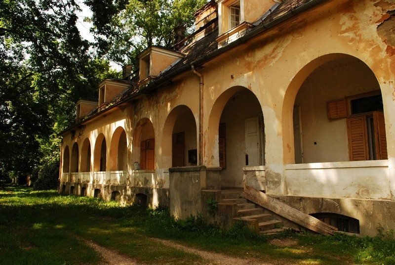 Latura de nord - vedere din curtea interioara